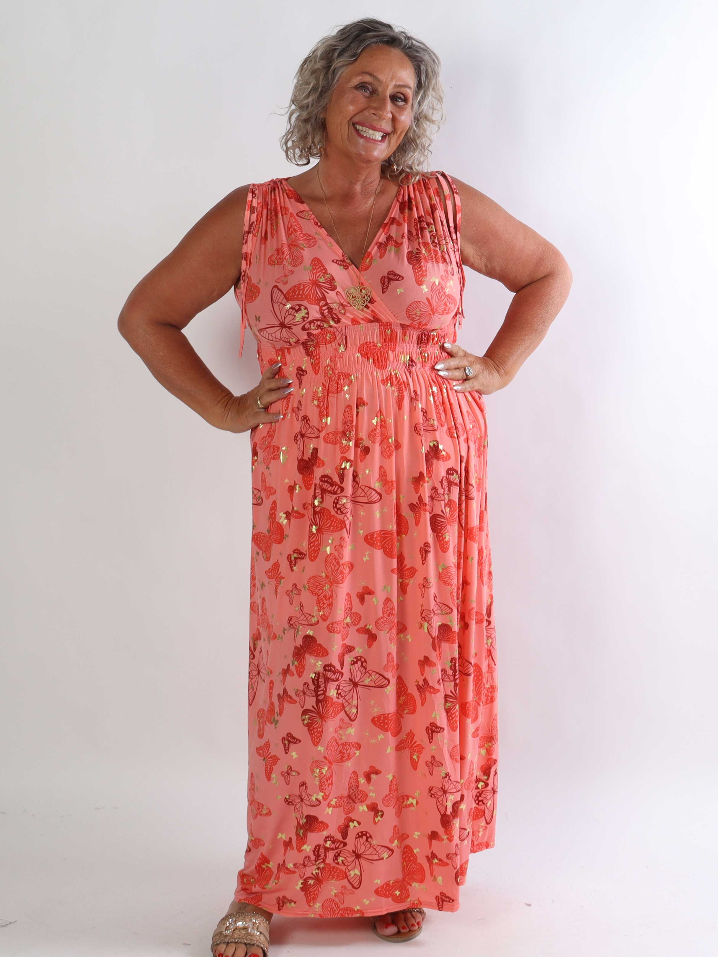 Pams Butterfly Sleeveless - Lang plus size kjole med sommerfugleprint og gulddetaljer
